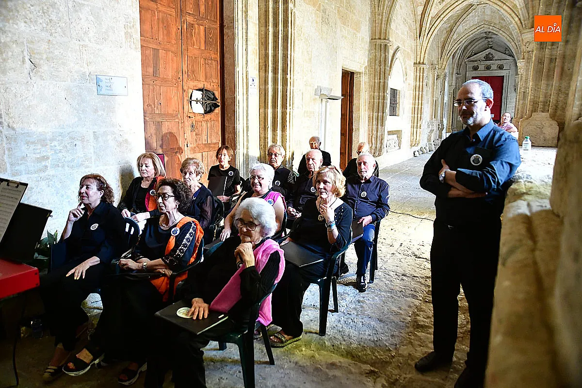 Foto 5 - Juan Carlos S&aacute;nchez presenta en el claustro de la catedral su libro `Peregrinos de esperanza. Un amor en la frontera&acute;